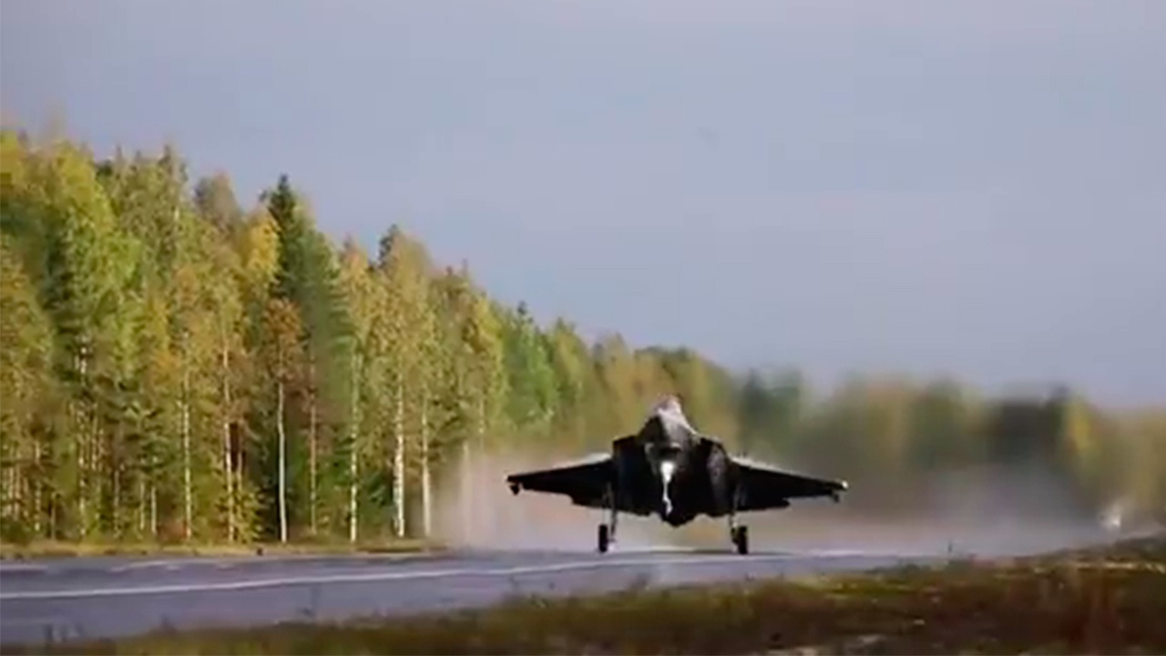 Истребители НАТО приземлились в 215 км от российской границы