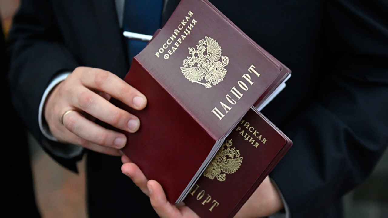 За год 2,2 миллиона жителей новых регионов получили российские паспорта