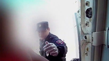 «Наденьте тапок»: полицейские разбудили пьяную пассажирку самолета в Красноярске