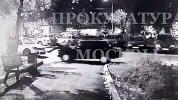 В Москве женщину насмерть зажало между двумя автомобилями во дворе