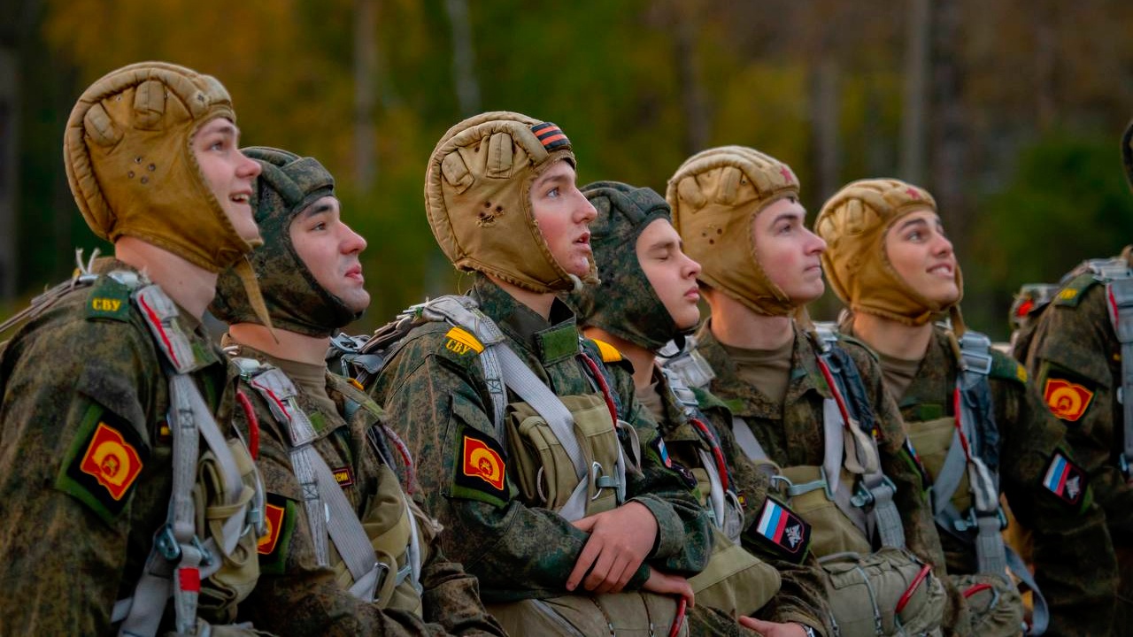 ДОСААФ парашютисты в небе