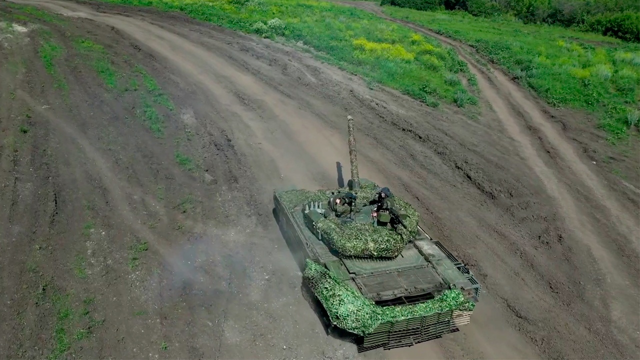 Бмп нато на украине. Разбитая колонна всу на украине. Австрийские бмп на украине. Танковое направление. Украинский танк.