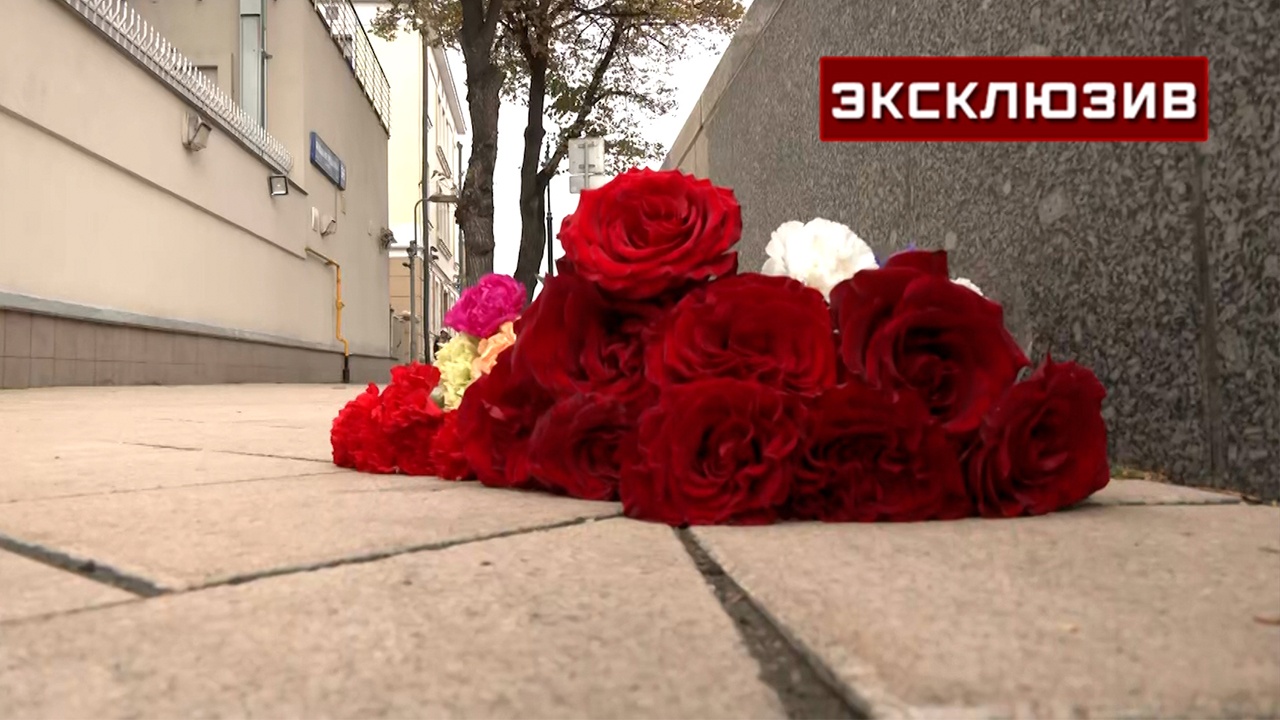 К зданию посольства Израиля в Москве начали нести цветы - ТРК Звезда ...