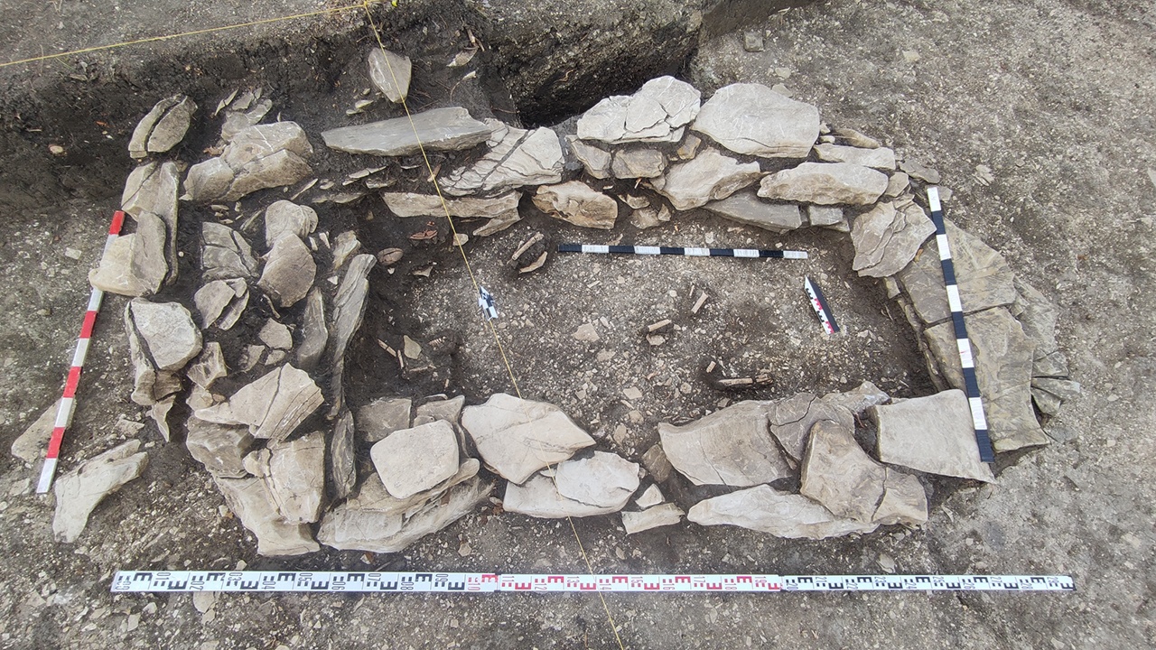 На Кубани найдено древнее погребение воина с конем и оружием