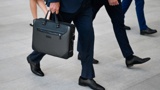 Совфед одобрил закон о приостановке индексации зарплат госслужащих