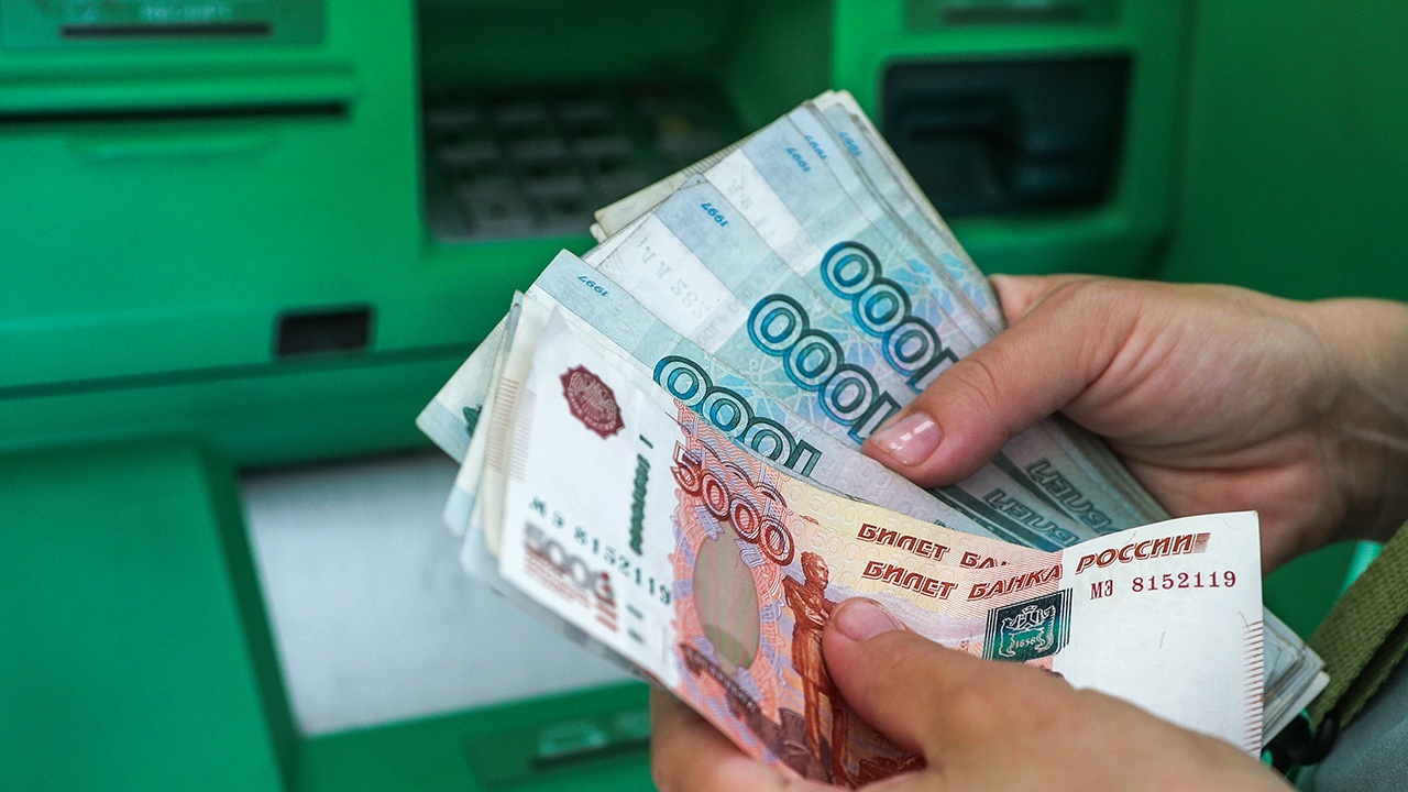 СФ одобрил закон о повышении МРОТ до 19 242 рублей в месяц