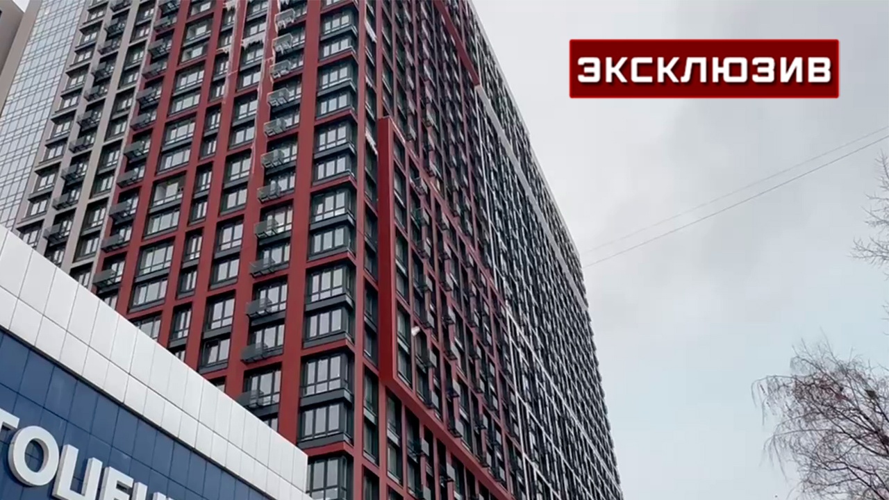 Многоэтажка на юго-востоке Москвы обледенела из-за коммунальной аварии