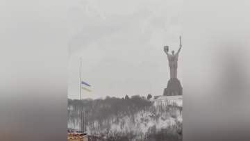 В Киеве из-за непогоды порвался самый большой украинский флаг