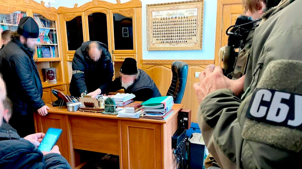 СБУ проводит обыски в Почаевской лавре УПЦ в Тернопольской области