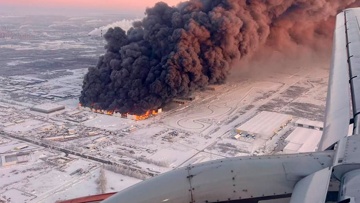 В Сети появились кадры мощного пожара на складе в Петербурге из самолета 