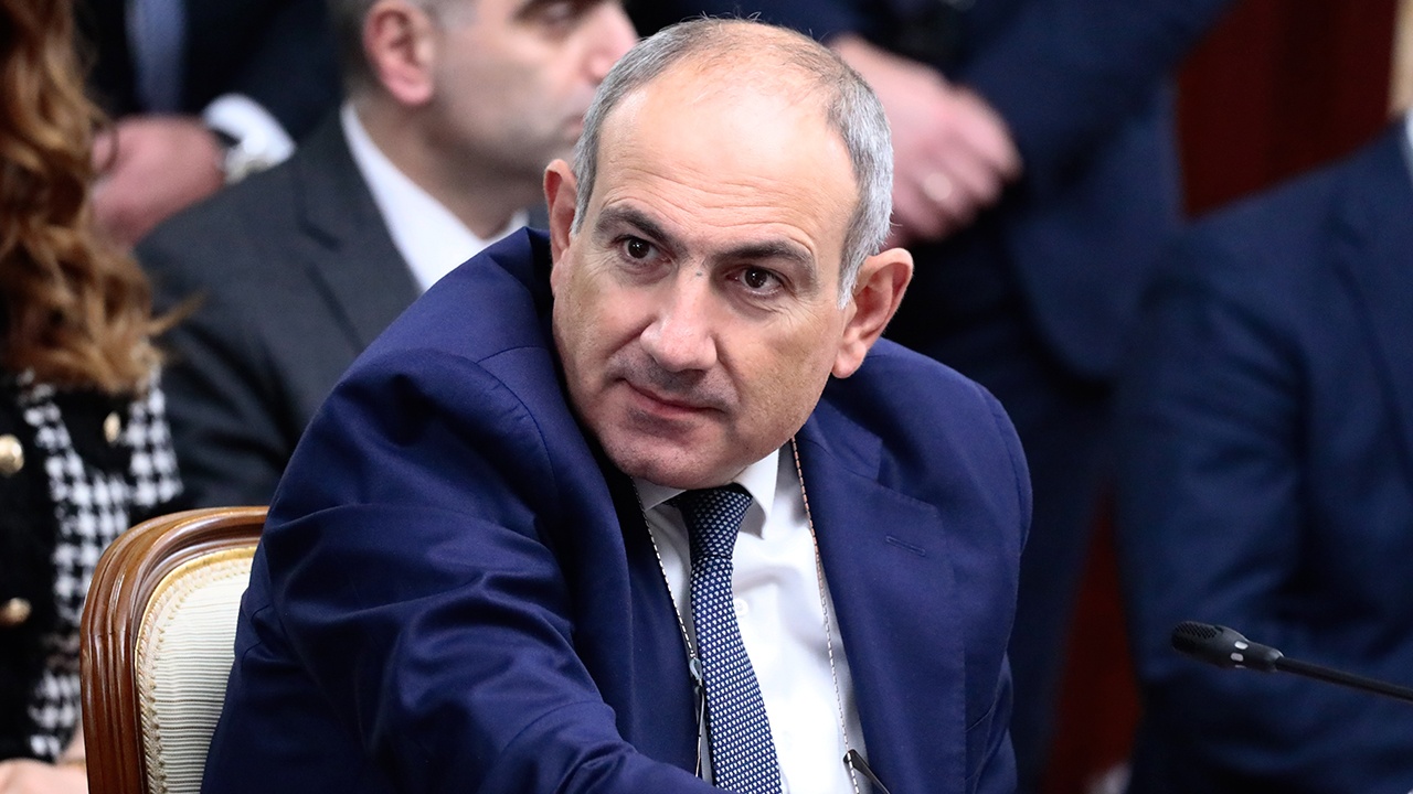 Пашинян хочет развеять слухи о своем обрезании. Он обещал главе Армянской церкви доказать это при личной встрече