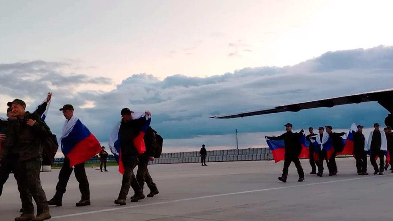 В Подмосковье приземлился самолет с седьмой группой вернувшихся из плена бойцов РФ