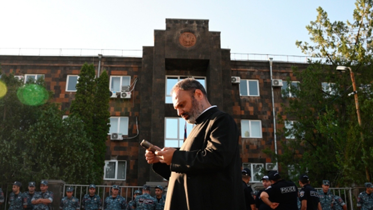 Политик Амбарцумян назвал мерзостью действия силовиков в Эчмиадзине