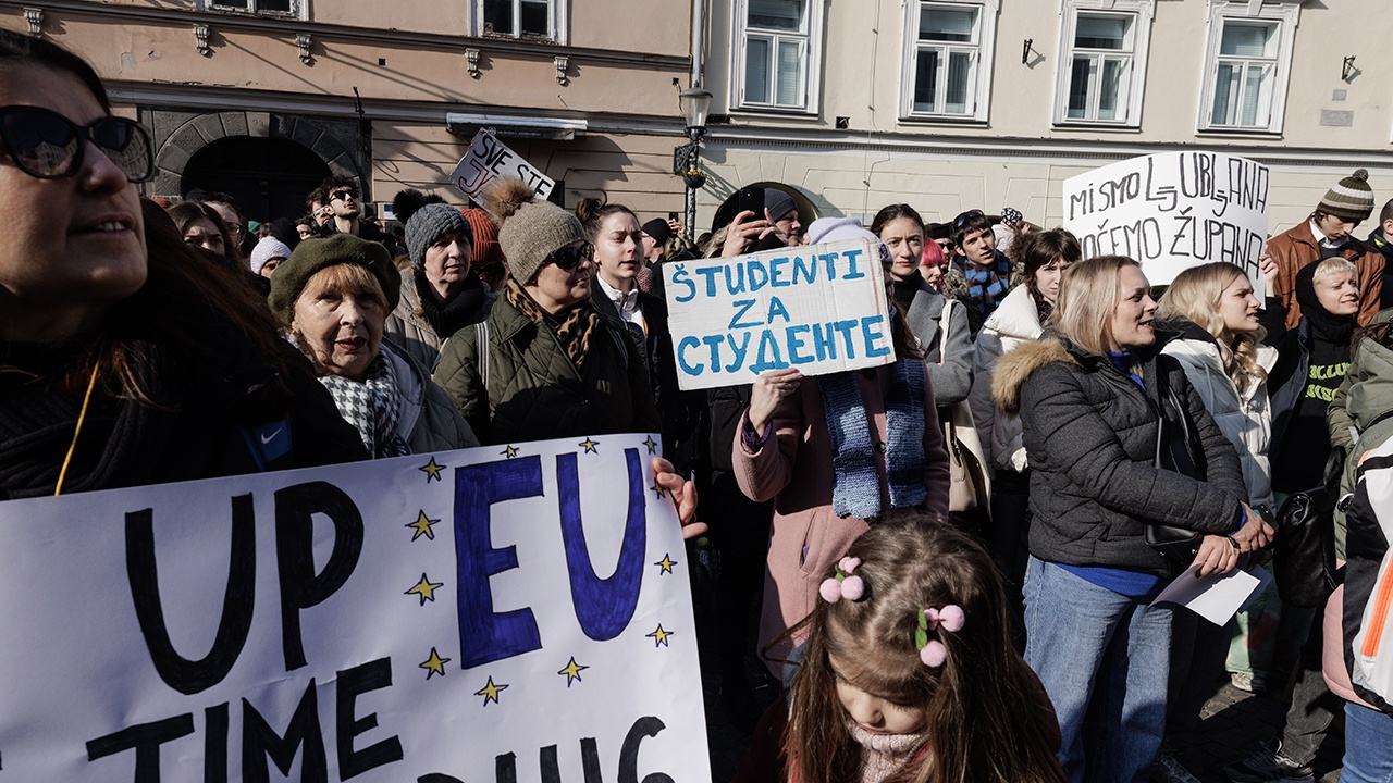 Жительница Сербии рассказала об опытных «переворотчиках» среди протестующих