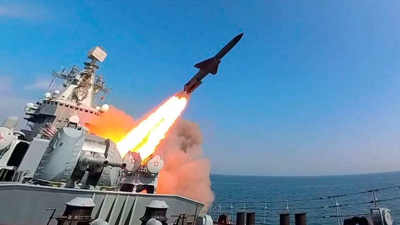 Корабли и береговой комплекс "Бастион" поразили ракетами морские цели на учениях ТОФ