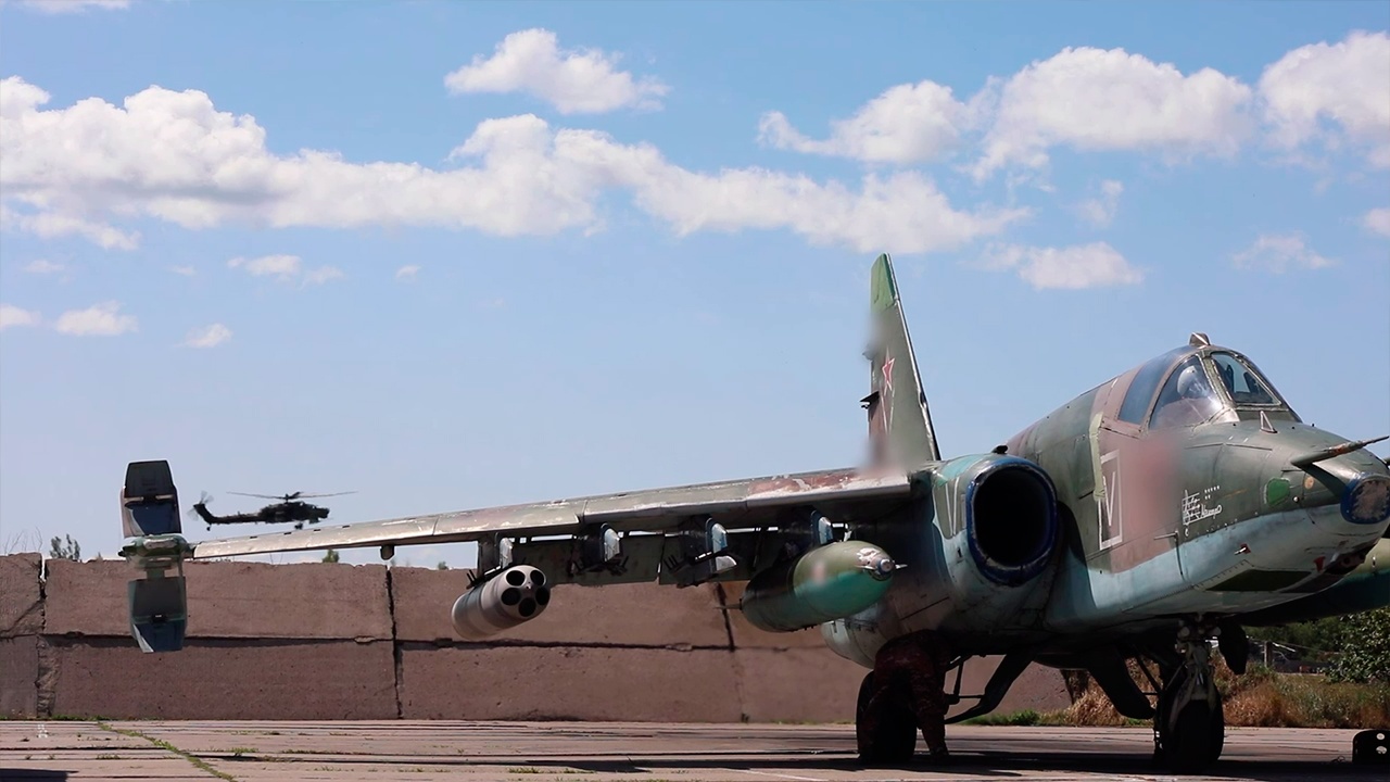 Экипажи Су-25 утопили в разрывах бронетехнику ВСУ в зоне спецоперации