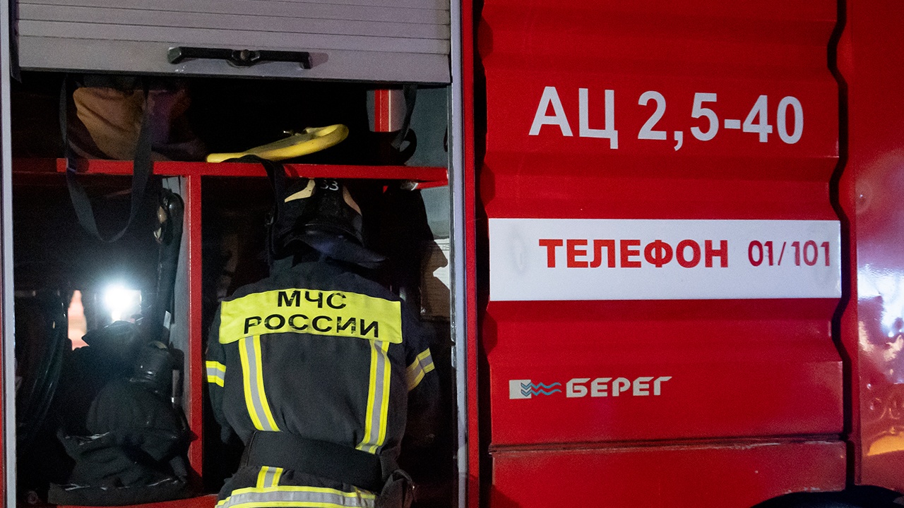 В Махачкале пожар на складе распространился на 500 квадратных метров