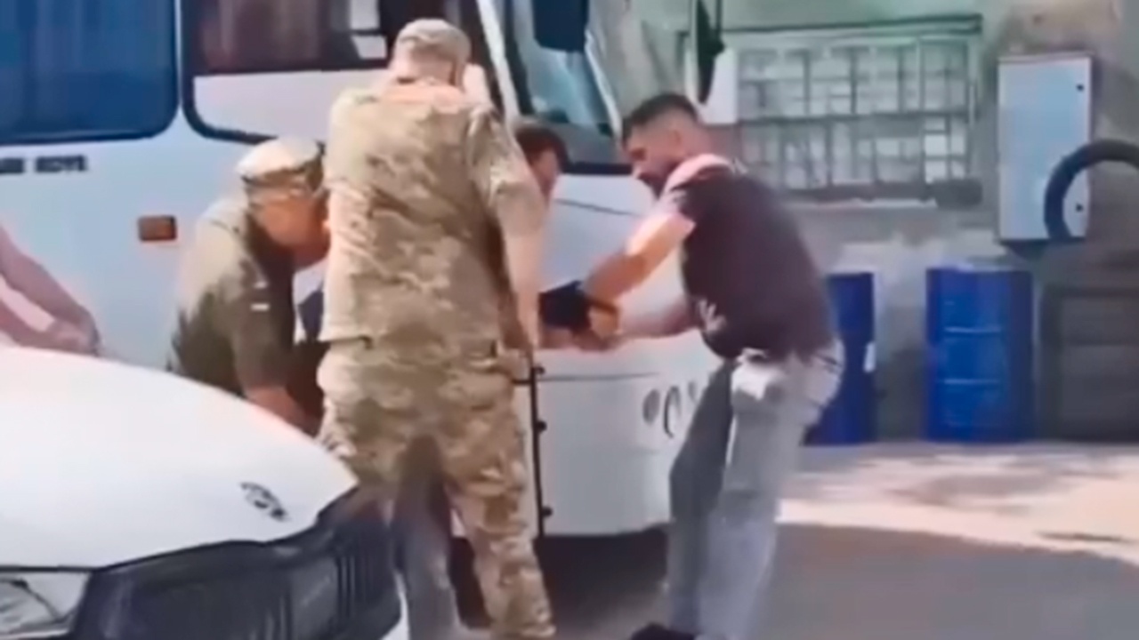 Стрельба в лицо и агрессия: мобилизованные украинцы жалуются на насилие в ТЦК