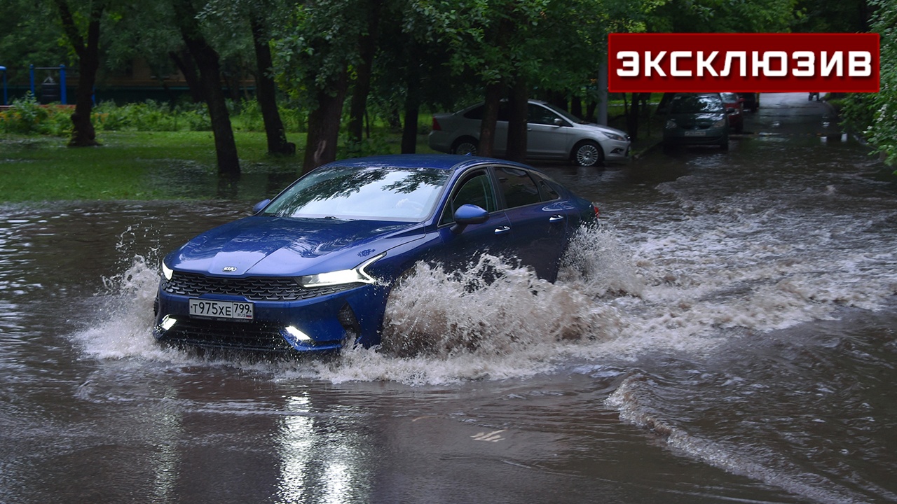 Автоэксперт Моржаретто посоветовал водителям объезжать большие лужи