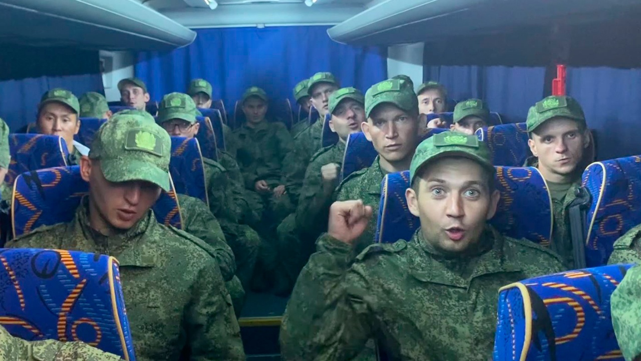 «Мама, привет, я в России»: освобожденные бойцы прибыли в Москву
