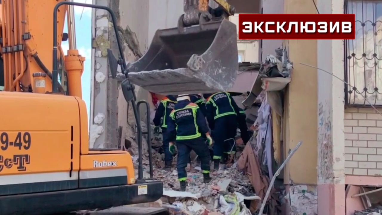Сотрудники МЧС разобрали большую часть завалов после взрыва газа в доме в Саратове