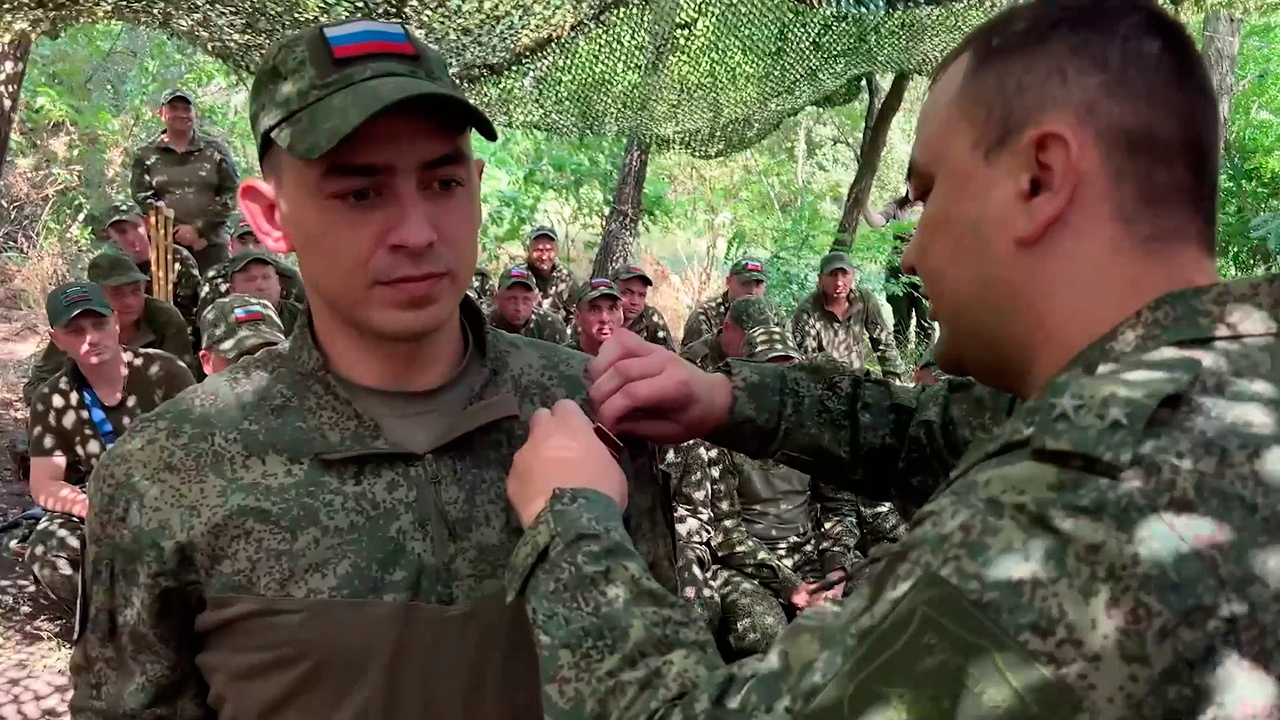 Бойцов группировки «Центр» наградили медалями «За Храбрость» и «За Отвагу»
