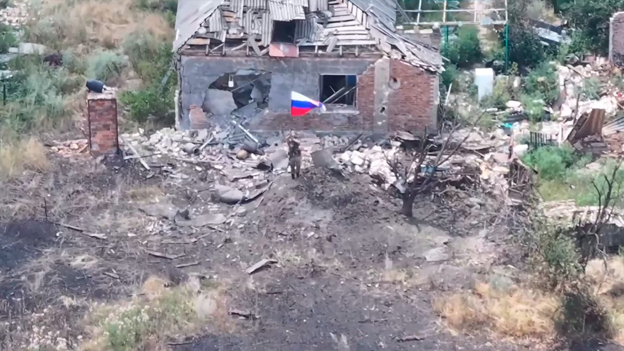 Преодолели сложный путь: Появилось видео водружения флагов России в Часовом Яре