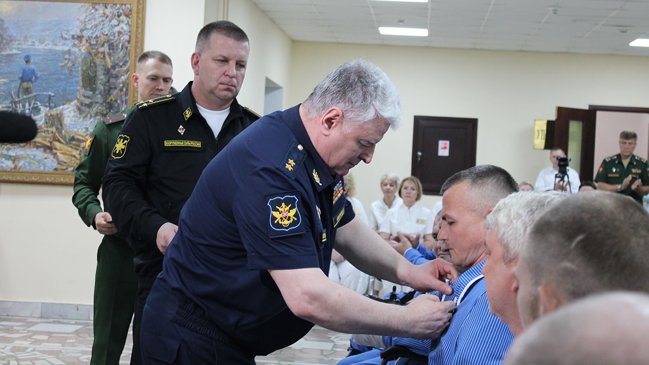 Раненые участники СВО прошли переобучение и получили награды