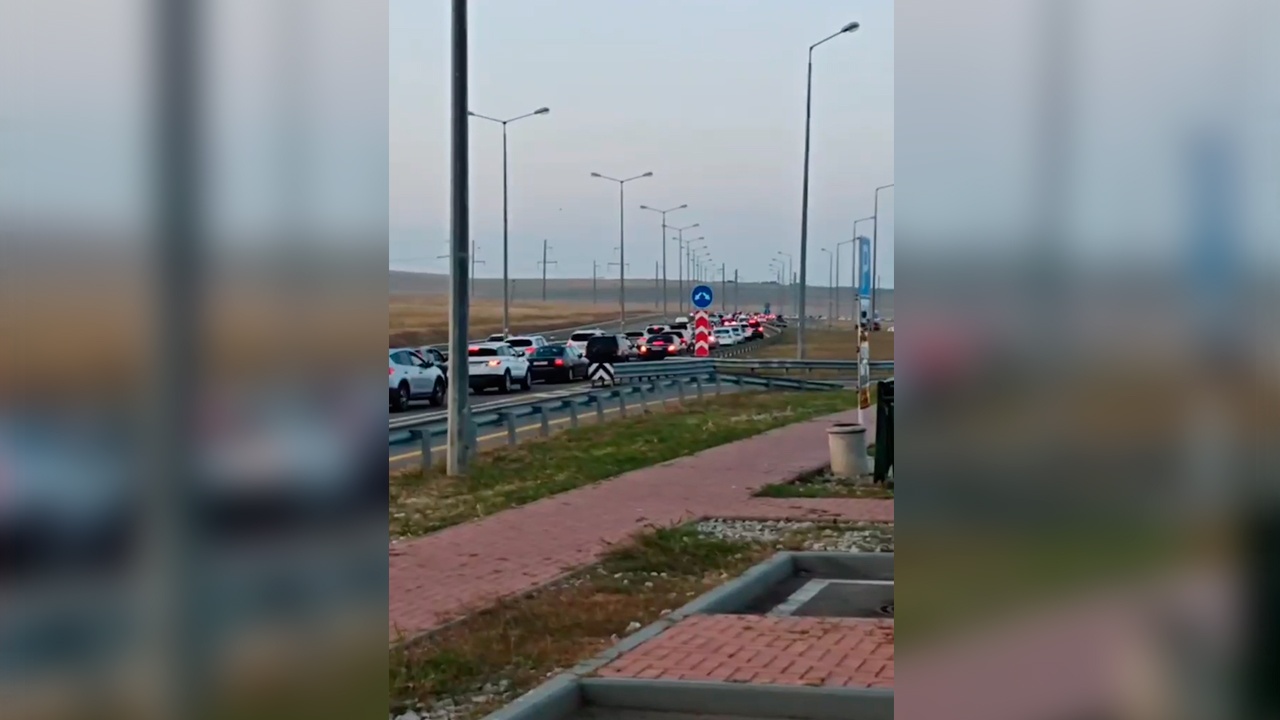 Более 1,8 тыс. автомобилей ожидают проезда по Крымскому мосту