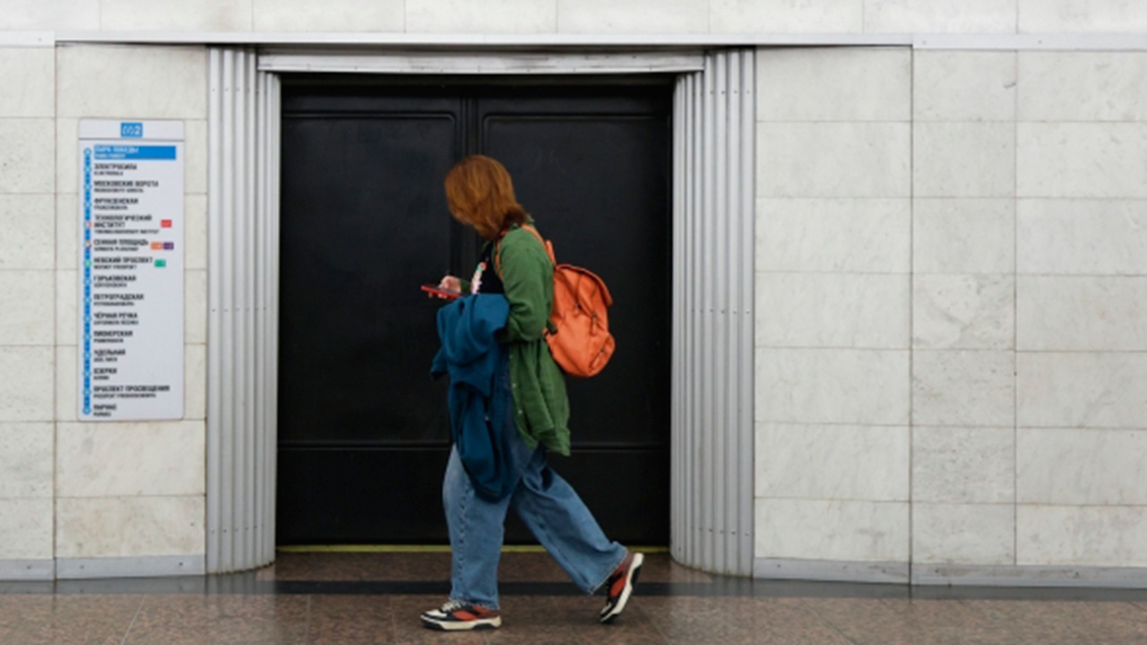 В метро Петербурга заставили показывать работоспособность гаджетов при досмотре