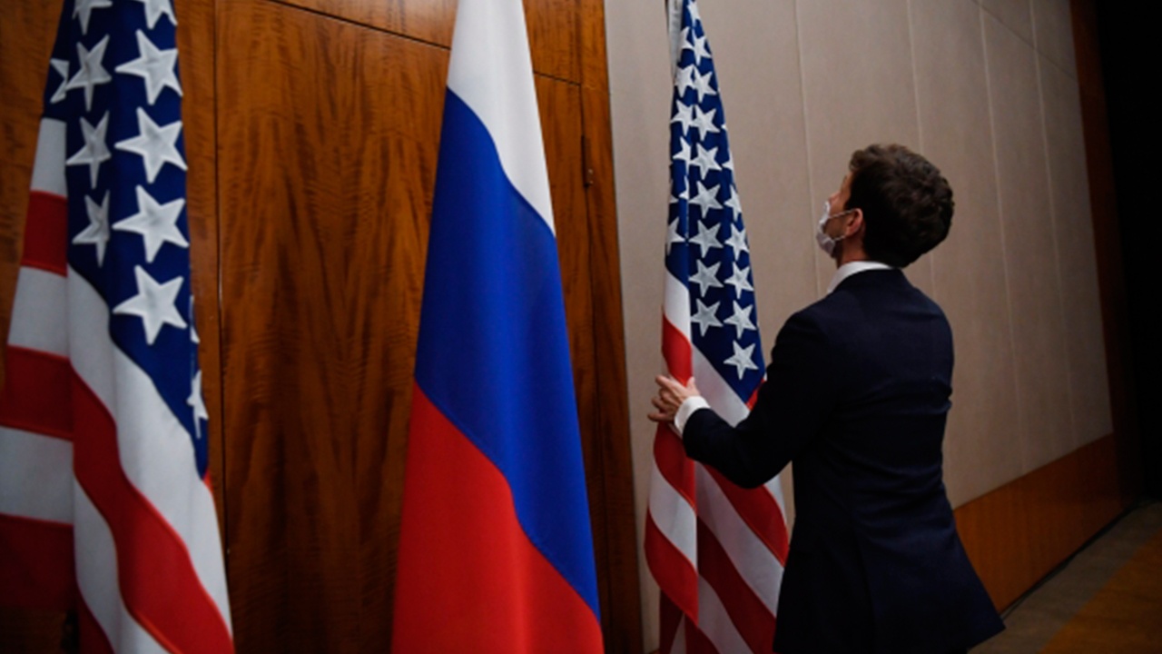 Контроль против эмоций: эксперты дали прогноз по встрече Путина и Трампа