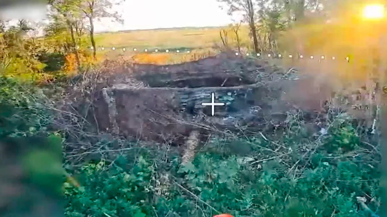FPV-дрон с кумулятивным снарядом взорвал башню танка Т-64 ВСУ