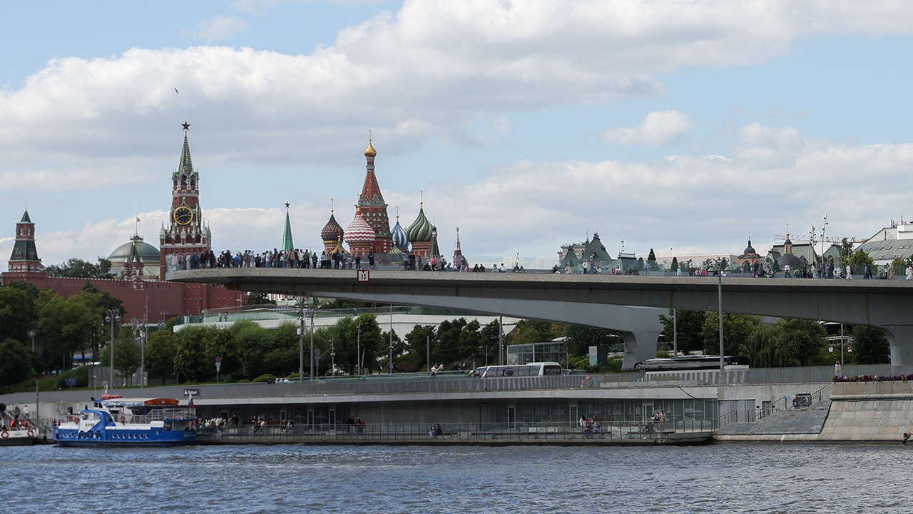 В парке «Зарядье» женщина погибла после падения с парящего моста