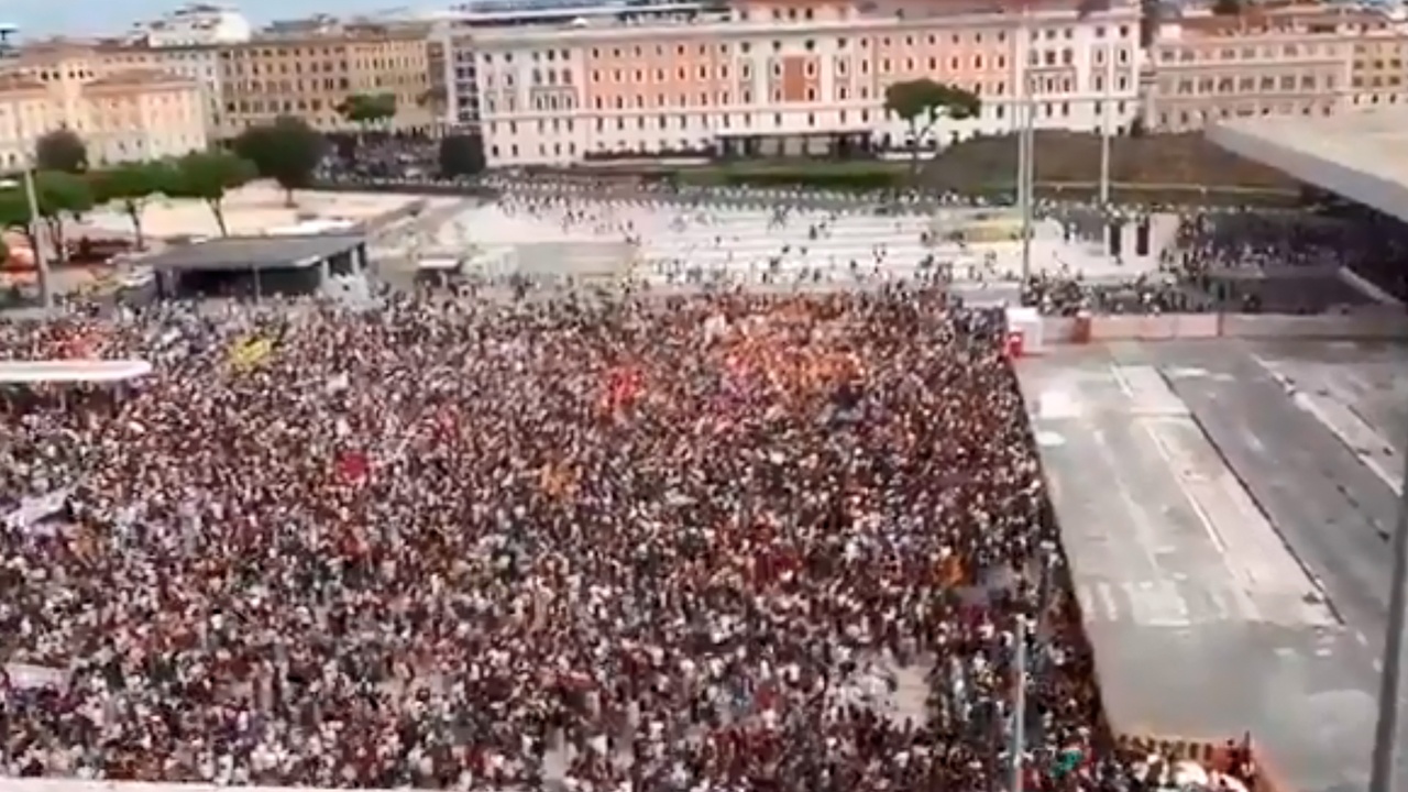 Многотысячный митинг против политики ЕС прошел на центральной площади Рима