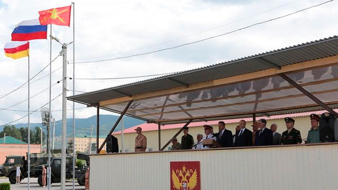 Президент Южной Осетии возложил цветы к памятнику миротворцам в Цхинвале