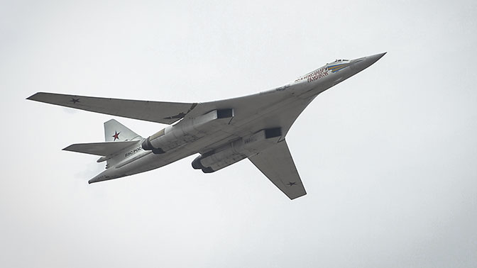 Экипажи Ту-160 ВКС РФ выполняют полеты над нейтральными водами северных морей