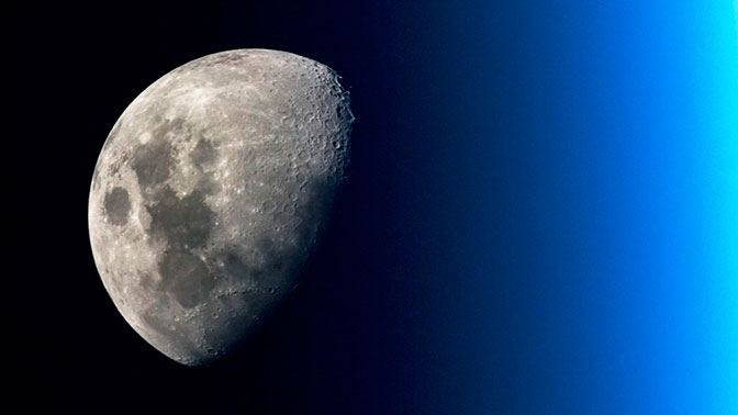 Запуск двух российских аппаратов к Луне отложен на год