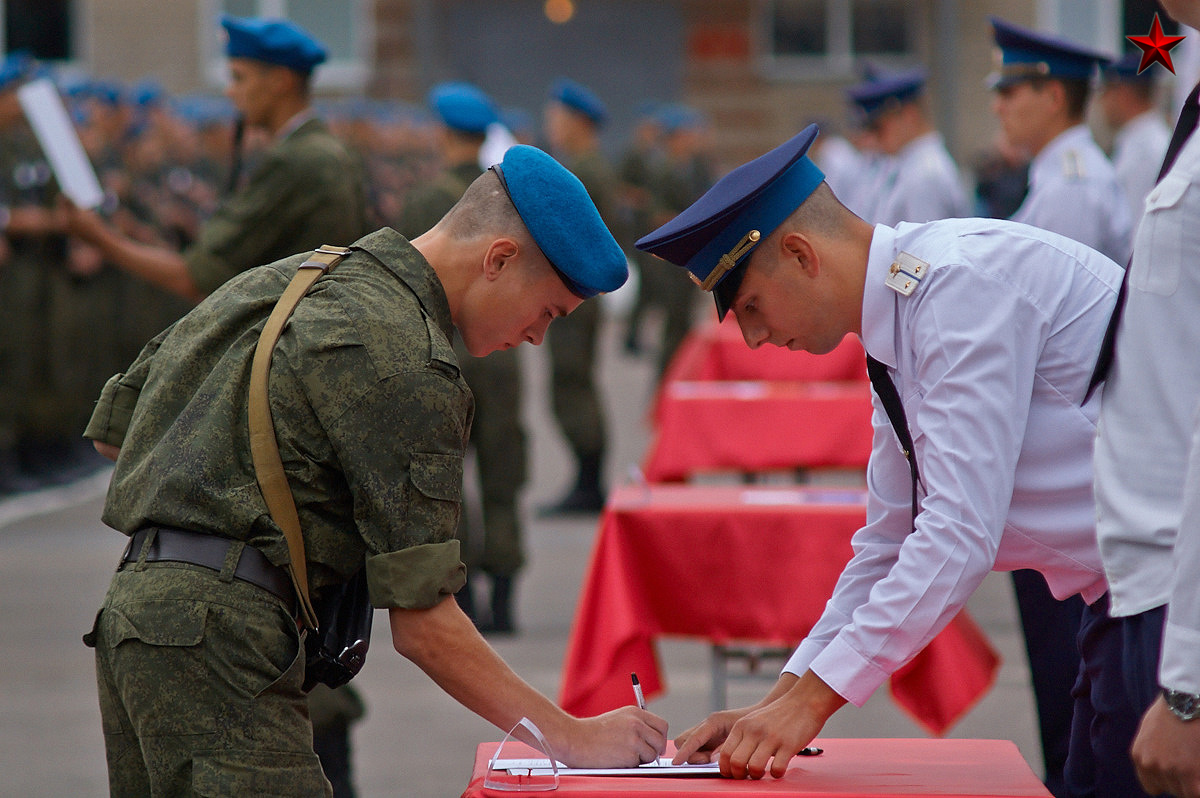 21 ноября день воинской присяги. Присяга ВДВ. Присяга десантника. Принятие присяги ВДВ. Присяга ВДВ Омск 2021.