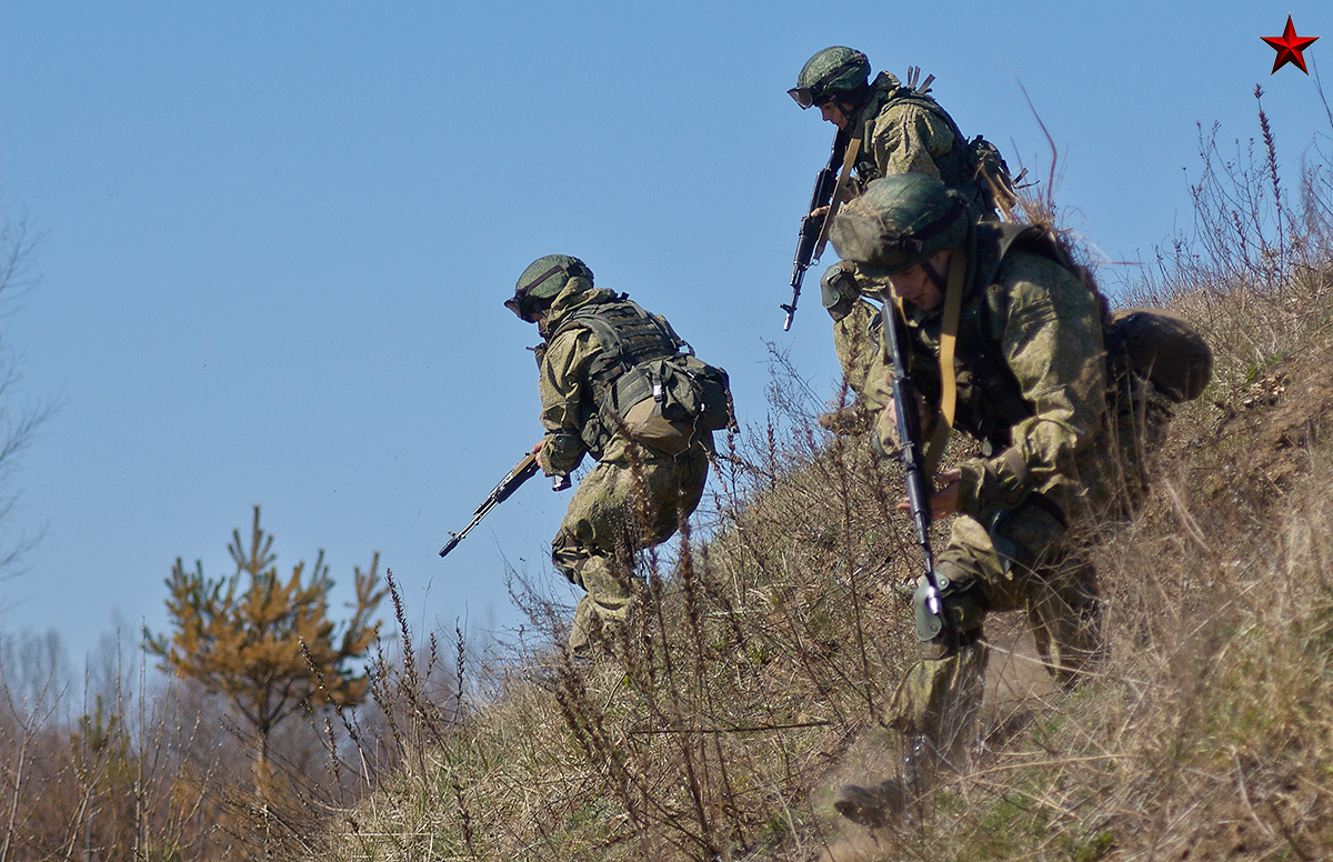 76 военнослужащих. 7 Горная десантно штурмовая дивизия ВДВ. Десантно штурмовая полоса 76 ДШД. Разведбат 76 ДШД. Учения 76 дивизии ВДВ.