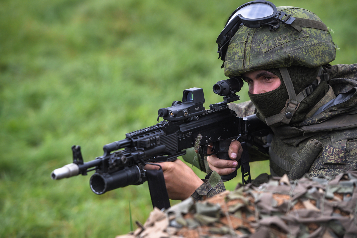 Картинка военного с оружием