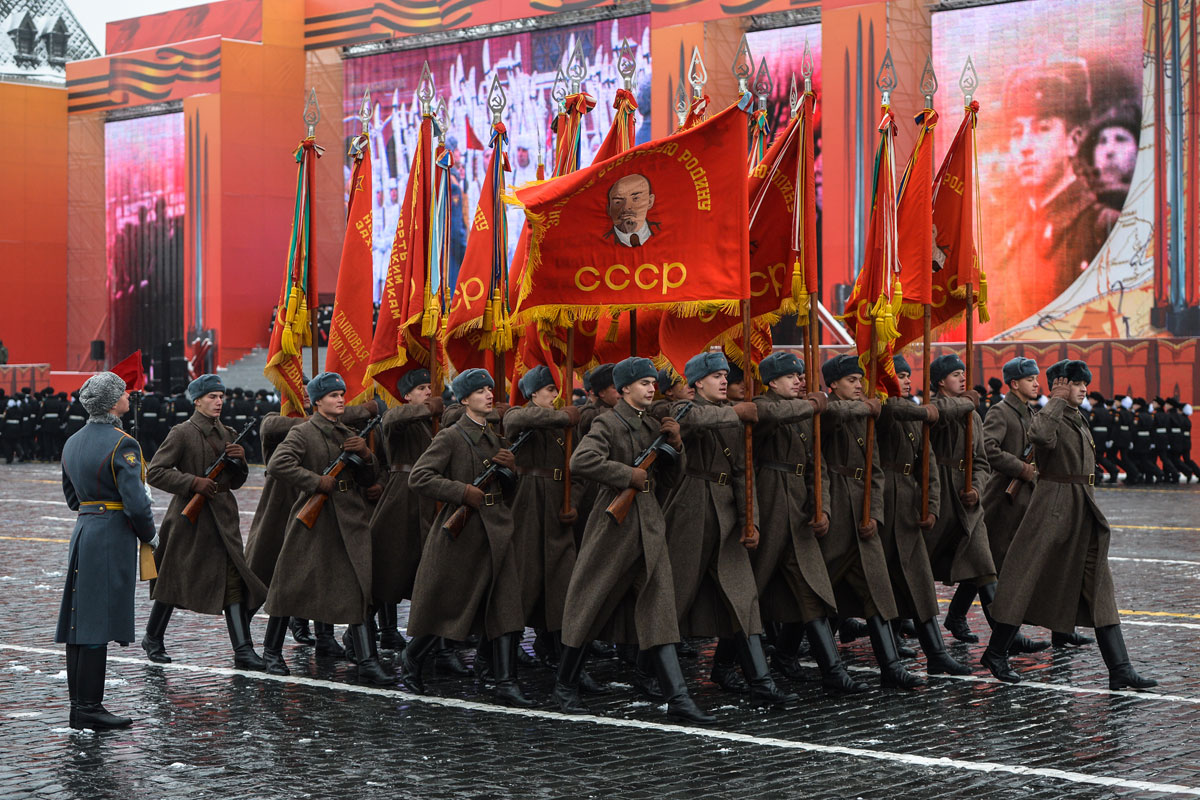 Парад в москве 7 ноября. Парад в честь Октябрьской революции в 1941 году. Парад 1941 в день Октябрьская революция. 7 Ноября день Октябрьской революции парад. Парад в честь парада 7 ноября 1941 года.