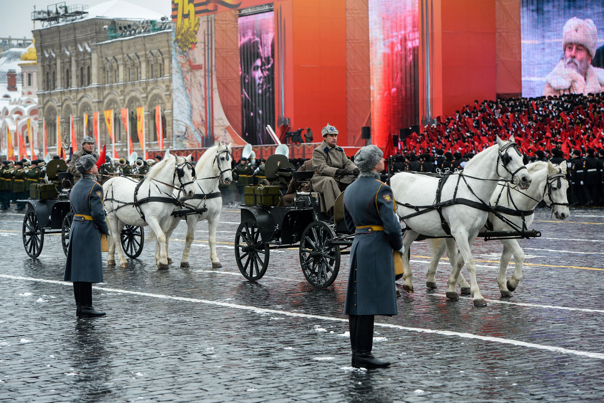 Где прошел парад в 1941 году. Парад 7 ноября 1941. Парад 1941 года на красной площади. Парад 1943 года на красной площади в Москве. Парад 7 ноября 1941 г на красной площади в Москве.