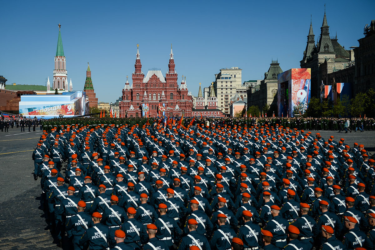 Во сколько показывают парад победы по телевизору. Парад Победы на красной площади. Парад на красной площади 9 мая. Парад Победы на красной площади МЧС. Современный парад Победы.