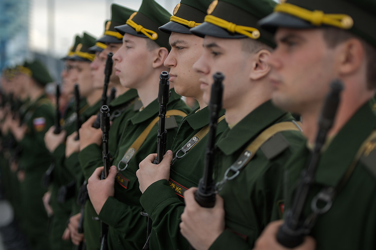 Стал военным. Шойгу принимает присягу фото. М как стать военным.