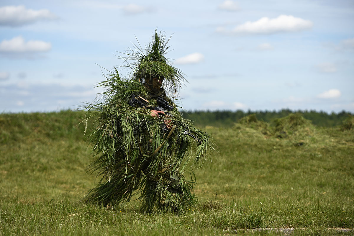 Маскировка. Максировка. Маскировка из веток. Военный разведчик маскировка.