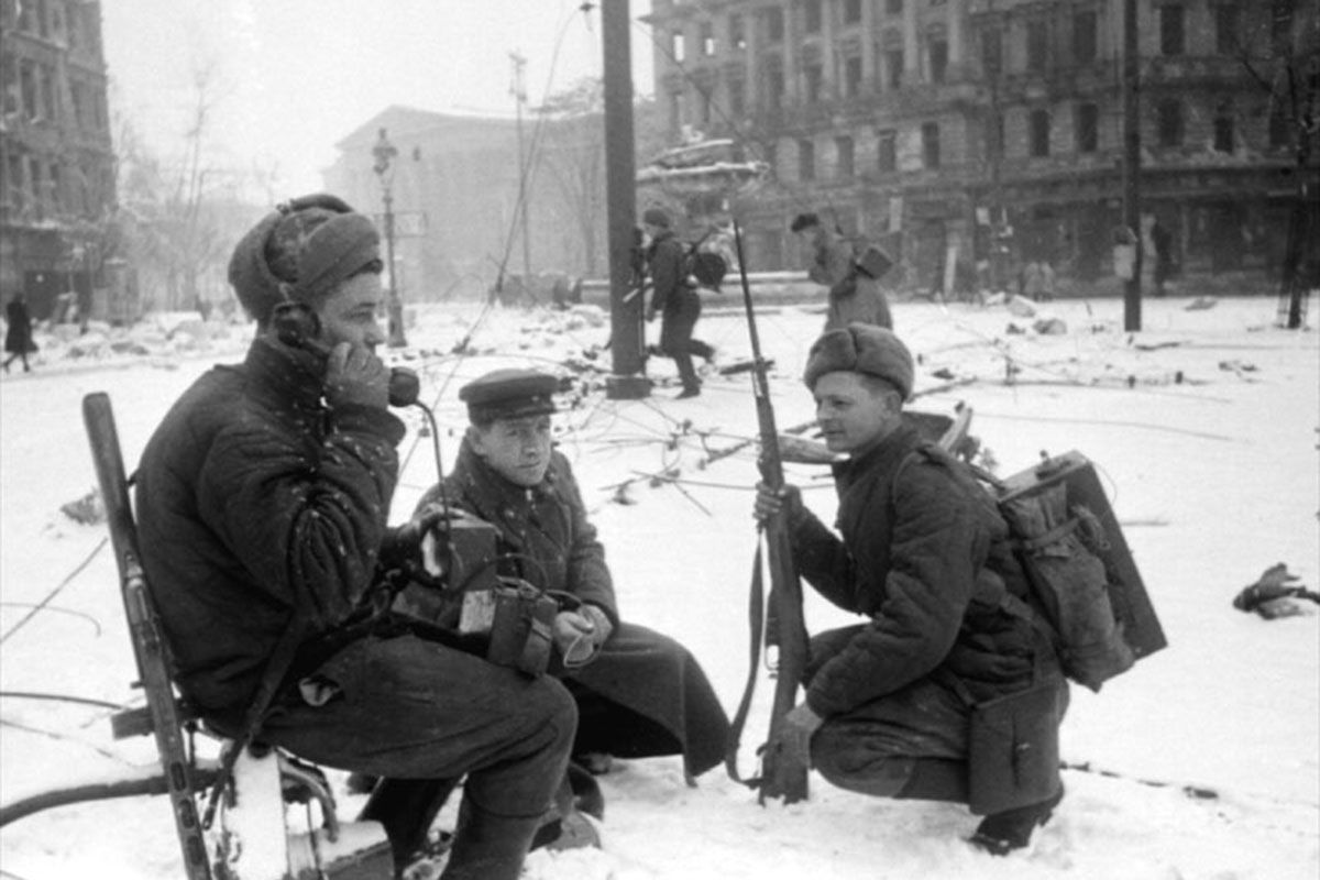 Февраль 1945. 13 Февраля 1945 года освобождение Будапешта. Будапештская операция 1944. Будапештская операция 29 октября 1944 13 февраля 1945. Связисты ВОВ 1941 1945.