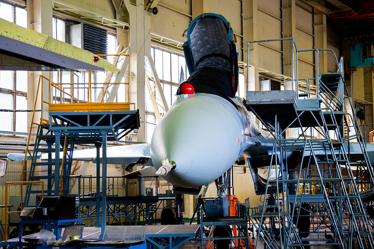 Сборка истребителей Су-35 в цехе секретного завода КнААЗ: фоторепортаж