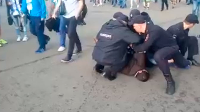 маленький дерется с большим. кавказцы напали на мужчину с ребенком. драка в красноармейской школе. драка большого и маленького. драка маленьких девушек.