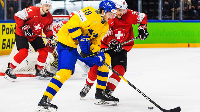 Шведские хоккеисты. Спортивные шведы. Сборная швеции по хоккею чемпионы. Швеция или швейцария. Сколько раз становилась чемпионом сборная швеции.