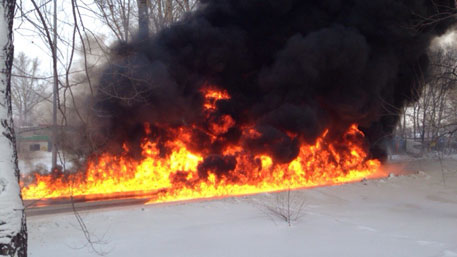 лампочка топлива киа пиканто. загорелся бензин. горящий бензин. топливо горит. сжигание горючего топлива.